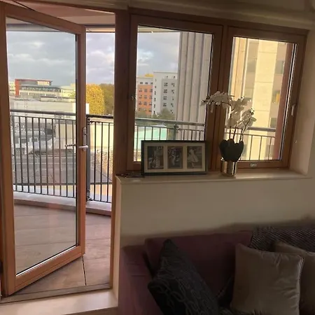 2 Bed 2 Bath Luxury Apt In Cabot Circus ! *