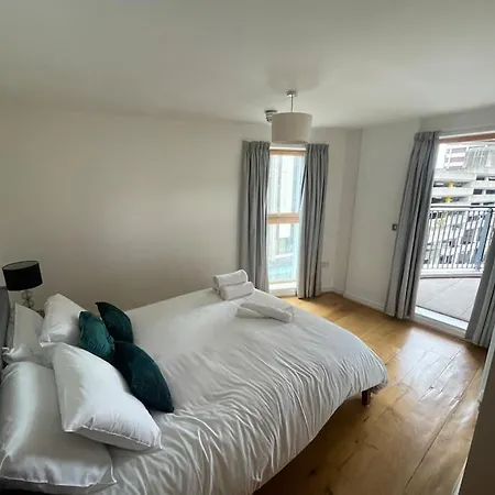 아파트 2 Bed 2 Bath Luxury Apt In Cabot Circus ! *