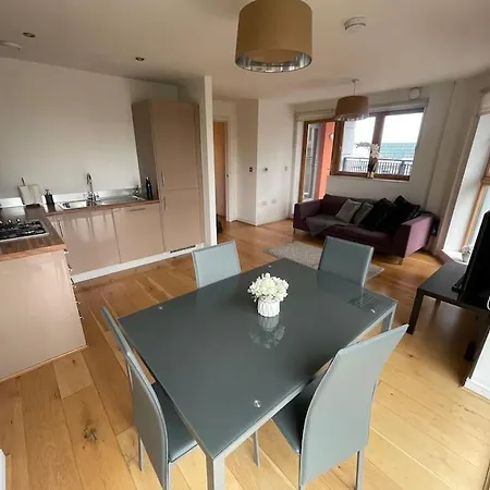 2 Bed 2 Bath Luxury Apt In Cabot Circus ! Daire *