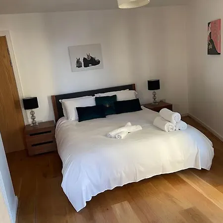 2 Bed 2 Bath Luxury Apt In Cabot Circus ! Daire *