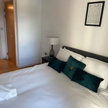 2 Bed 2 Bath Luxury Apt In Cabot Circus ! *