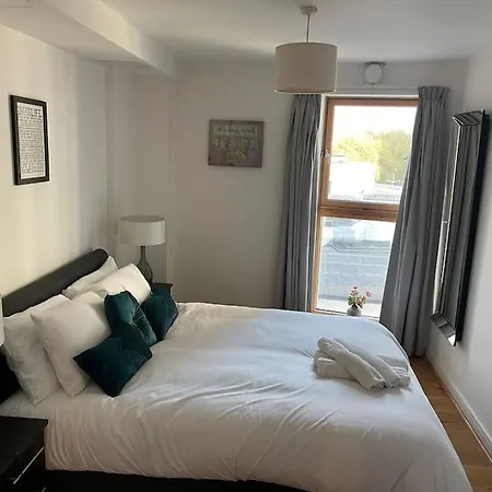 2 Bed 2 Bath Luxury Apt In Cabot Circus ! *